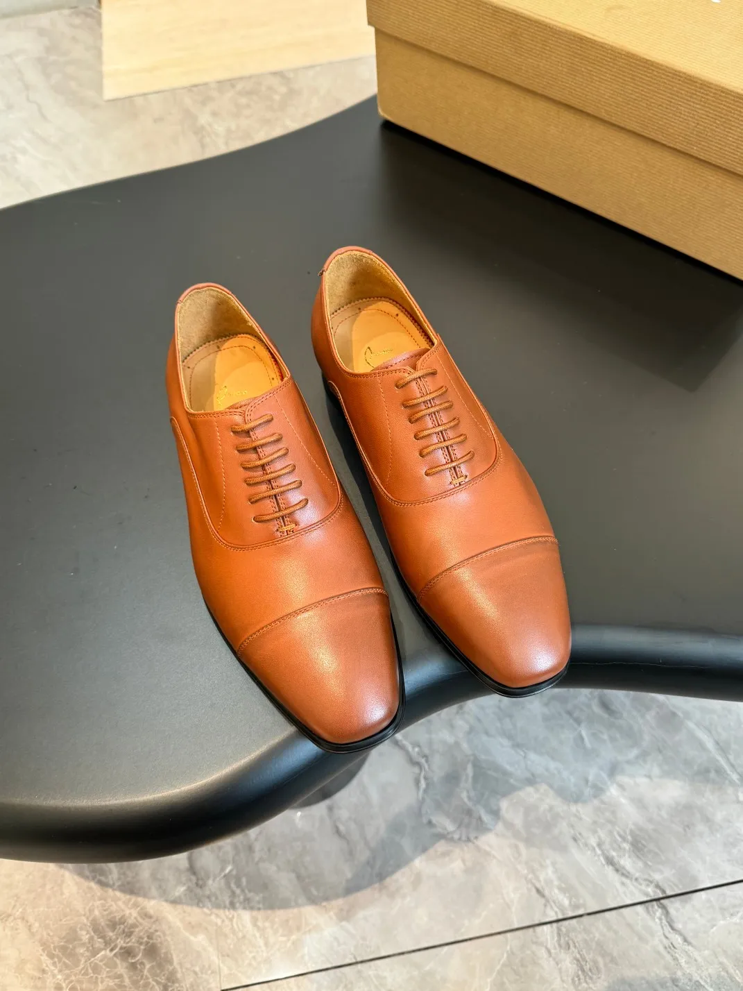 💰960 Christia*.Loubouti* high-end men's business formal leather shoes, original genuine cowhide red sole, imported Italian cowhide outsole, first-layer cowhide, water-dyed cowhide lining, high-end luxury. Size: 39-44 (customized at 38.45.46)✅